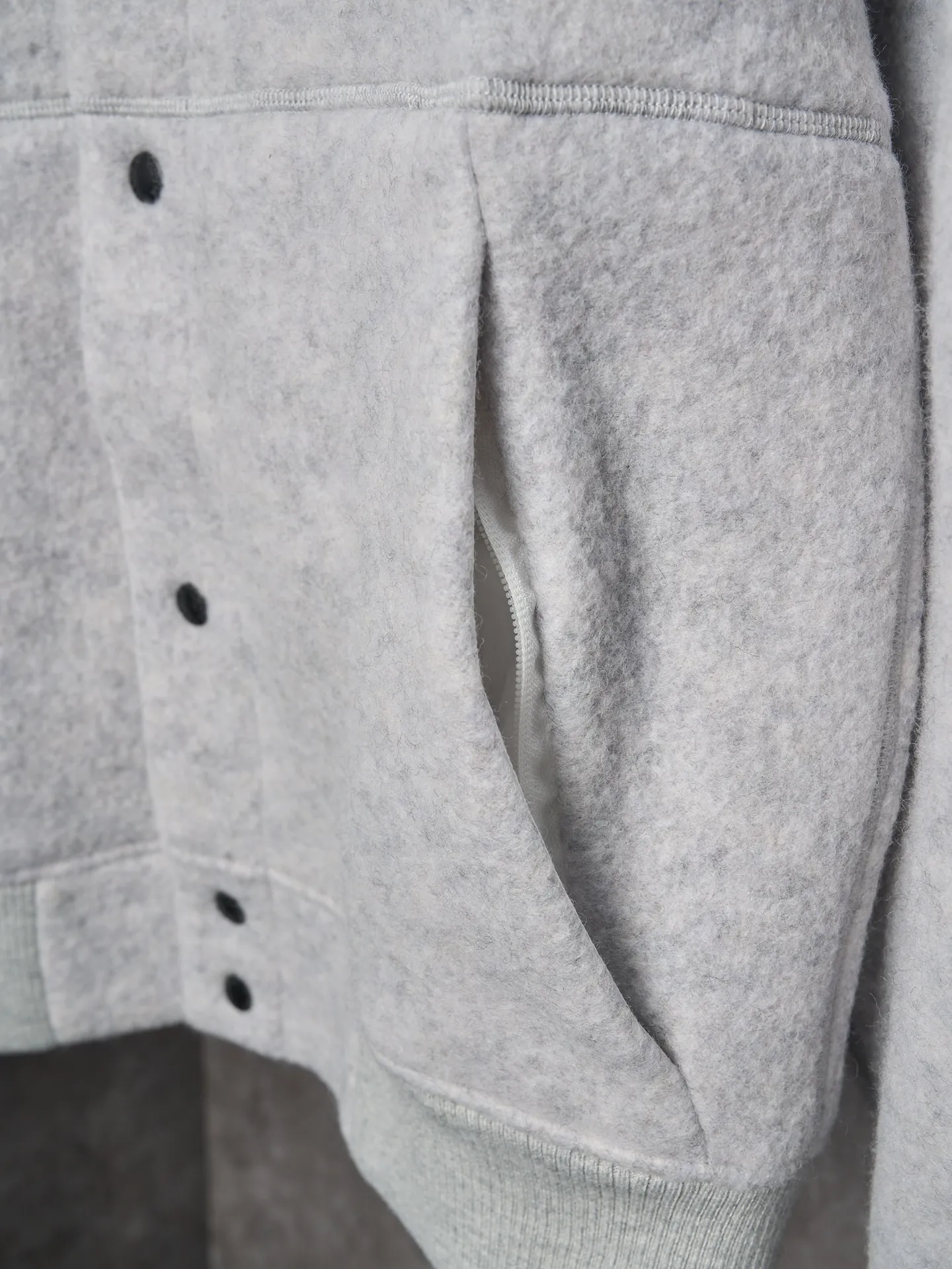 P760 Actual hanging auction] Canada Goose/Canada Goose Fleece Badge Button Cashmere Jacket [Color] Dark Gray Light Gray [Size] S M L XL Wool Blend Fabric: The main fabric of this jacket is light gray wool blend fabric to improve the wear resistance, wrinkle resistance and warmth of the fabric. Wool provides good warmth and a natural feel, while blended fibers enhance the fabric's practicality and durability.  RIBBED KNIT: The collar, cuffs and hem are ribbed knitted for added stretch and fit.  The cutting process needs to ensure that the texture and color of the fabric are evenly distributed, especially with this light gray tone, to avoid chromatic aberrations. The stretchability of wool-blend fabrics needs to be taken into consideration when cutting pieces to ensure dimensional stability of the finished garment.      Use a sewing needle and thread suitable for wool-blend fabrics to avoid damage to the fabric during sewing. The sewing stitches are even and firm to prevent thread stripping.      The temperature needs to be controlled during ironing to avoid high temperature damage to the fabric while keeping the fabric smooth and crisp.   The front and back body parts, sleeves and other main parts are stitched with flat seams to ensure a smooth silhouette.   Align the fabric texture at the splices to keep the look neat.     Details such as pockets and cuffs are designed with inset pockets to increase practicality and aesthetics.     The splicing areas are reinforced to improve durability.  The white circular armband on the left arm is an important part of the brand identity and is finely sewn to ensure it is strong and flat.